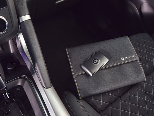 La clé d'une Renault reprise par Aramisauto et posée sur le siège d'une voiture.