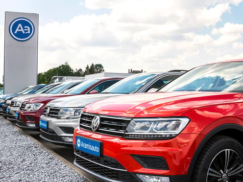 De nombreuses Volkswagen reprise par Aramisauto et garée sur un parking.