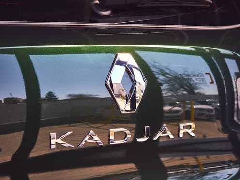 Zoom sur le blason d'un Renault Kadjar noir issu de la reprise par Aramisauto