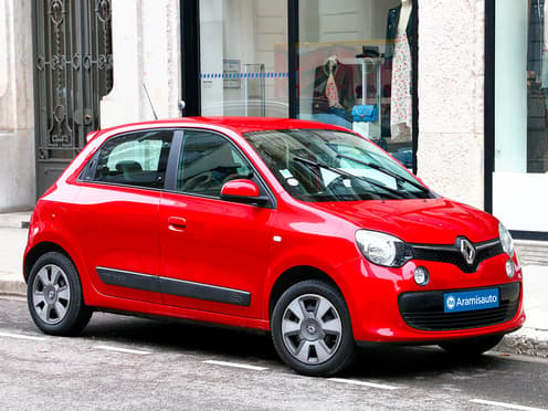 Une Renault Twingo rouge rachetée par Aramisauto est stationnée en ville.