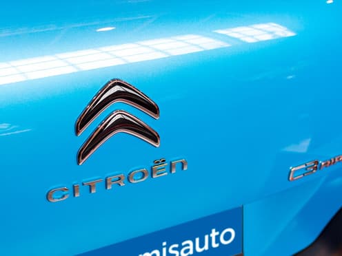 Zoom sur le blason d'une Citroën C3 Aircross reprise par Aramisauto.