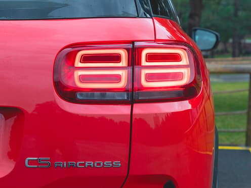 Zoom sur le phare arrière droit d'une Citroën C5 Aircross rouge reprise par Aramisauto.