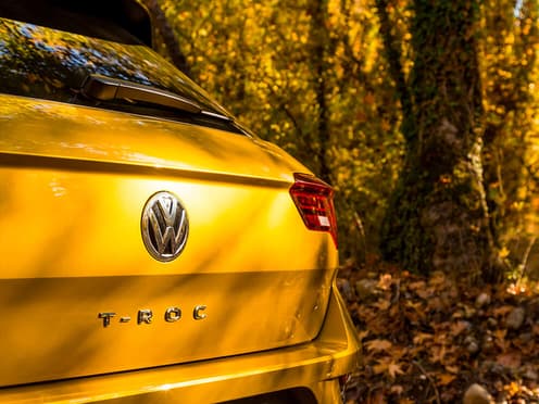 Zoom sur l'arrière d'un Volkswagen T-Roc jaune racheté par Aramisauto.