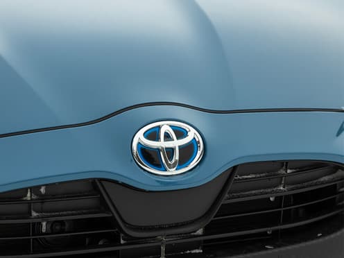 Zoom sur le logo à l'avant d'une Toyota Yaris reprise par Aramisauto.