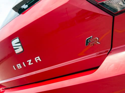 Zoom sur l'arrière d'une Seat Ibiza rouge reprise par Aramisauto.