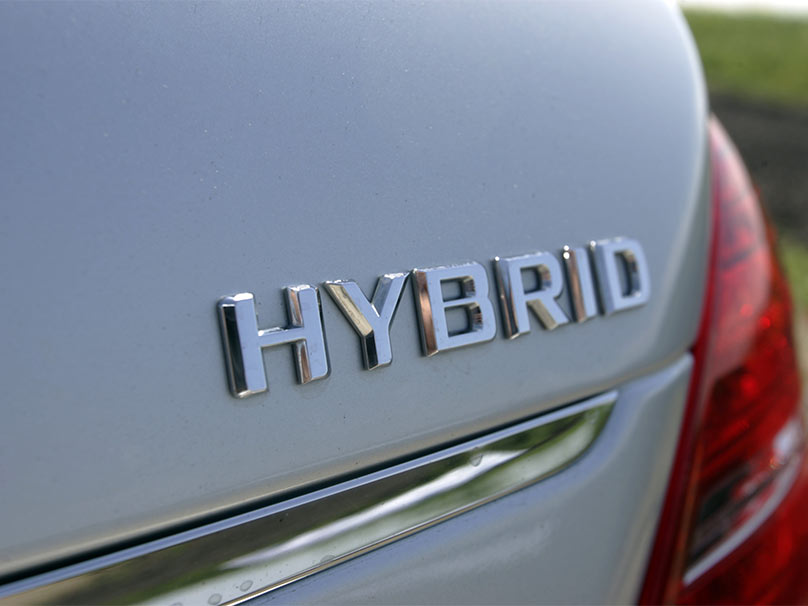 Zoom sur le logo "Hybrid" à l'arrière d'une des meilleures voitures hybrides non-rechargeable du marché.