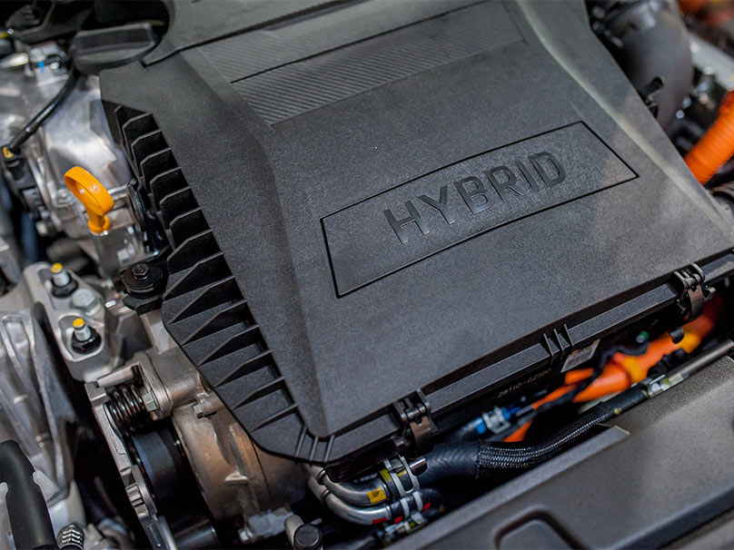 Zoom sur le moteur d'une voiture hybride qui se recharge en roulant.